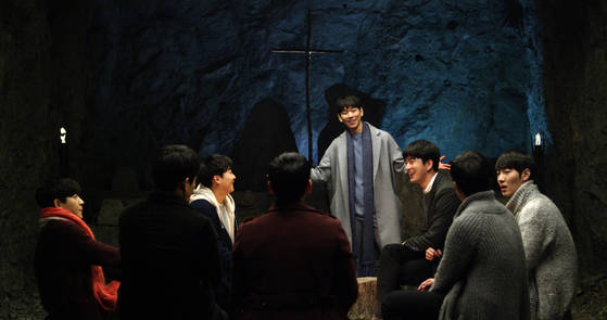 영화 ‘산상수훈’의 한 장면. 8명의 신학생이 동굴에 모여 기독교에 대한 궁금증을 주저 없이 이야기한다.
