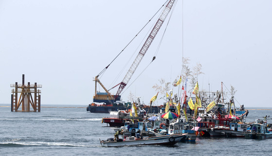 7일 전북 고창 ㆍ부안지역 어민들이 해상풍력단지 공사 중단을 요구하는 해상시위를 벌이고 있다. 고창=프리랜서 오종찬