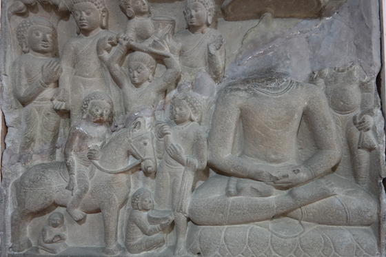 인도의 델리박물관에서 본 조각상. 말을 타고 출가하는 싯다르타와 뒤에는 칼로 자신의 머리를 자르는 싯다르타가 보인다. 오른쪽은 깨달음을 얻고서 좌선하고 있는 붓다의 모습이다.  