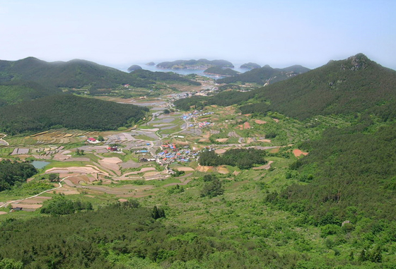 마을의 주산(뒷산). 미륵산 정상에서 본 마을 전경. [백재권]