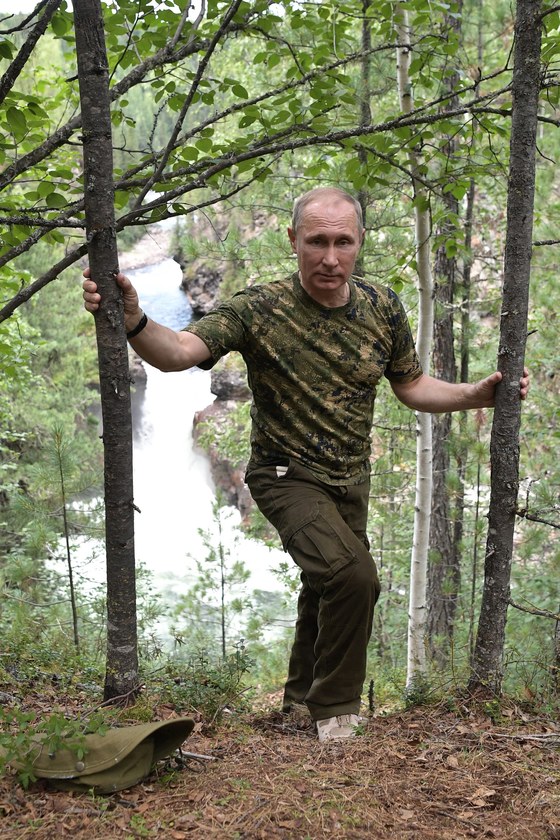 카무플라주 패턴의 티셔츠와 카키색 팬츠를 입고 산책하는 푸틴 대통령. [EPA 연합뉴스]