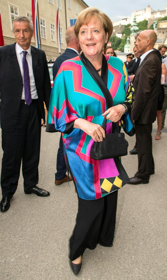 8월 5일 잘츠부르크 음악축제 기간 중 '맥베드 부인' 프리미어 공연을 관람한 메르켈 총리. 화려한 패턴과 컬러의 재킷을 걸쳤다. [AFP 연합뉴스]