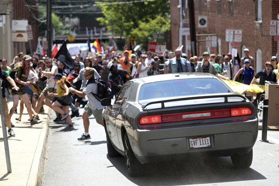 20세 백인 남성 제임스 필즈가 운전한 닷지 챌린저 승용차가 12일(현지시각) 미국 버지니아주 샬러츠빌에서 백인우월주의에 반대하는 반인종주의 시위대를 돌진하자 사람들이 황급히 피하고 있다. [AP=연합뉴스]