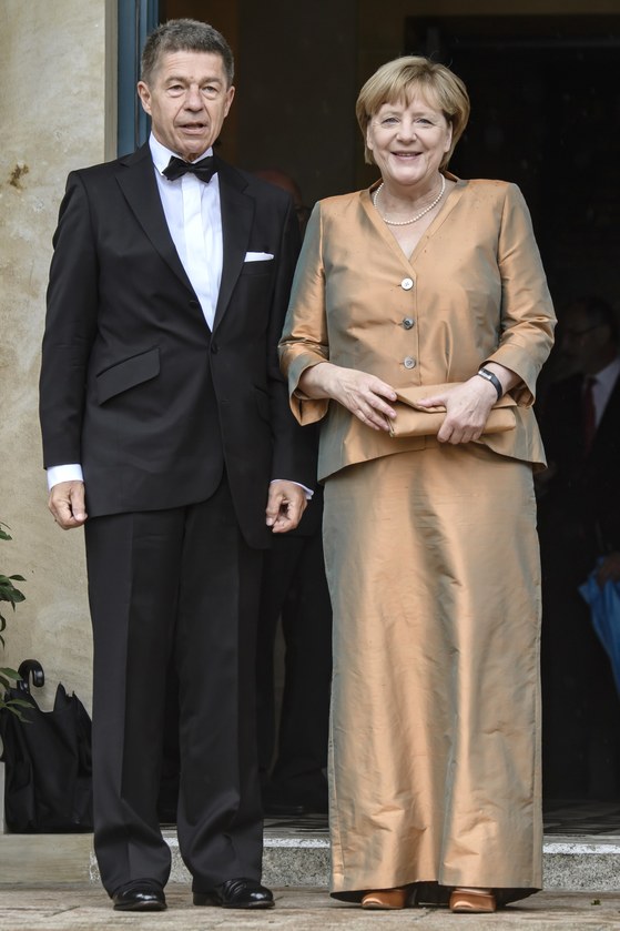 7월 25일 열린 바이로이트 오페라 축제에 참석한 메르켈 총리 부부. 평소 공식 석상에서 재킷과 바지 정장을 즐겨 입는 총리도 휴가 중 공연 관람에서는 드레스 업을 했다. [EPA 연합뉴스]