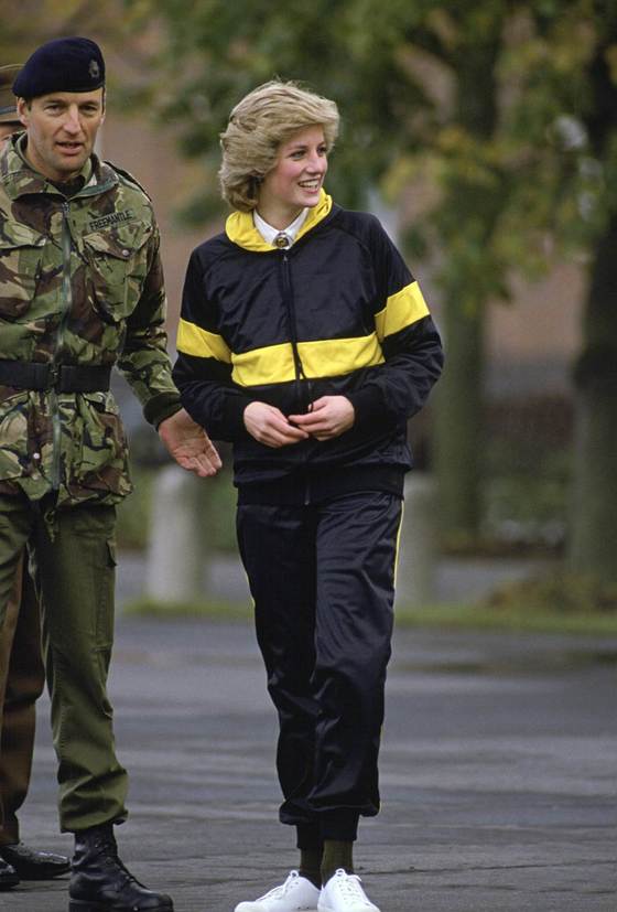 컬러 포인트가 들어간 감색 운동복에 화이트 스니커즈를 신은 다이애나의 1985년 모습.[사진 핀터레스트]