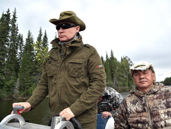 푸틴 대통령은 숲 속 캠핑 활동에 맞춰 밀리터리 재킷과 모자를 착용했다. [EPA 연합뉴스]
