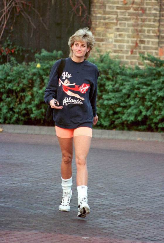 1995년 프린트가 찍힌 스웨트 셔츠에 쇼트 팬츠를 짝지은 다이애나의 스타일링은 리한나, 비욘세 등이 즐겨 입는 옷차림이다. [사진 핀터레스트]