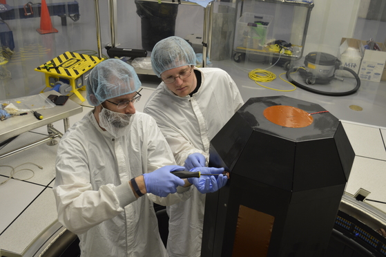 아키노트 프로젝트의 매니저인 에릭 조이스(왼쪽)과 메이드 인 스페이스의 엔지니어 디제이 라일리가 우주 3D 프린터의 핵심 부품을 점검하고 있다. [사진=NASA/Made in Space]