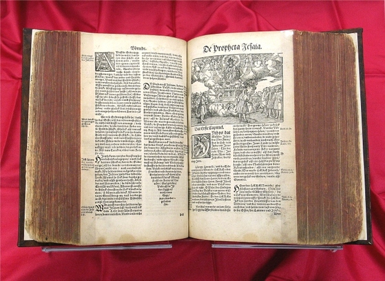 마르틴 루터가 라틴어 성경을 독일어로 번역했던 성경. 루터는 독일어의 언어적 명료함과 아름다움까지 정리하고 되살려 냈다고 한다. 성경의 중간중간 삽화가 들어가 있다.
