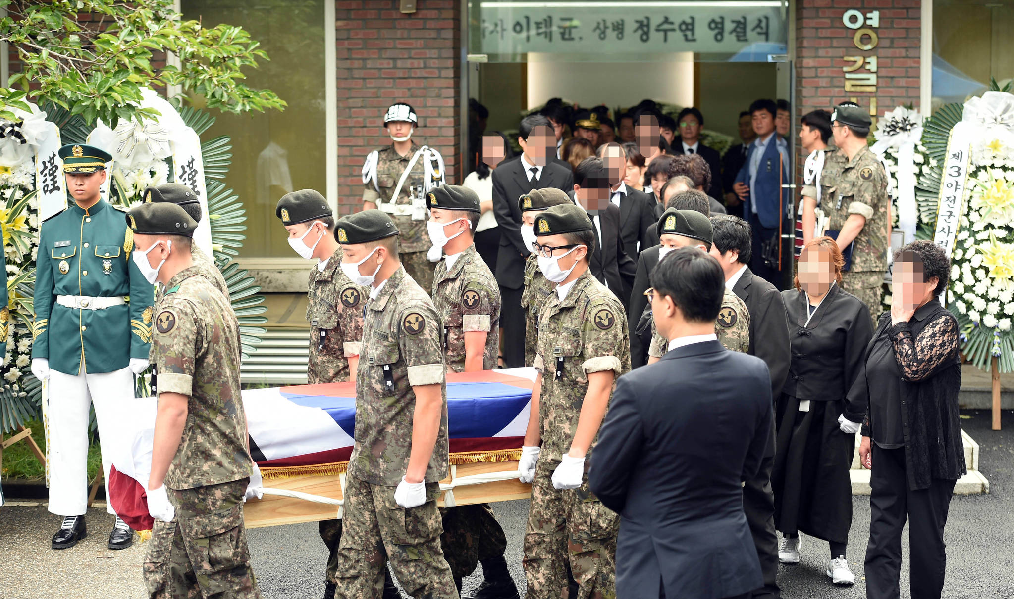 21일 오전 경기 성남 국군수도병원 영결식장에서 군 장병들이 정수연 상병의 시신을 운구하고 있다. 조문규 기자