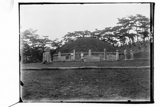 1920~30년대 경북 경주에 있는 김유신 묘. 농부 2명이 묘를 지키고 있다.[사진=경주세계문화엑스포]