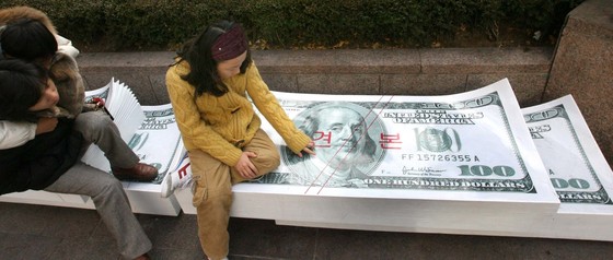 2006년 외환은행이 서울 명동 본점 인근 소공원에 미국 달러화를 프린팅해 설치한 '돈방석 의자'.