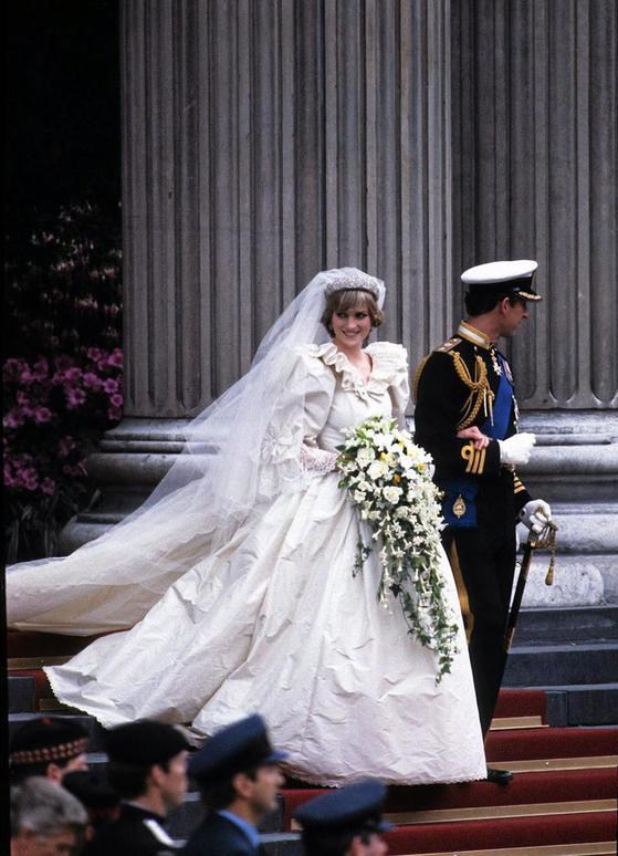 1981년 7월29일 런던 세인트폴 대성당에서 열린 다이애나와 찰스의 결혼식. 데이비드&엘리자베스 엠마누엘이 디자인한 아이보리색 웨딩드레스를 입었다. [중앙포토]