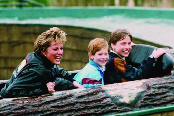 런던의 놀이공원 소프파크에서 놀이기구를 타는 다이애나와 해리, 윌리엄 왕자(왼쪽부터) [중앙포토]