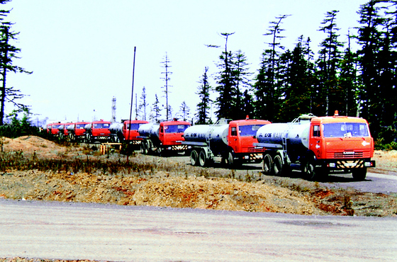 러시아 오크루즈노에 유전에서 생산된 석유가 트럭에 실려 중간 정유시설로 수송되고 있다. 최근 북한은 휘발유 등을 러시아로부터 수입하고 있다. [러시아 석유전문지-시베리아와 동러시아]