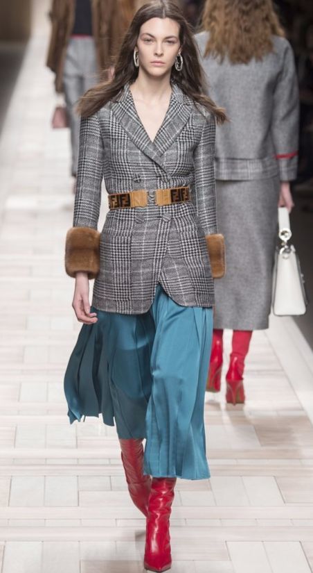 클렌체크 패턴 재킷을 입고 런웨이를 걷는 2017 FW 펜디의 모델. [사진 펜디]