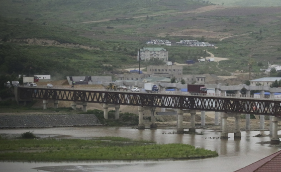 중국의 투먼과 북한의 남양 사이를 흐르는두만강위에 건설된 두만강대교. 북중 경제 교류를 상징한다.