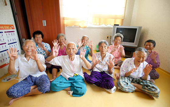 지난 4일 전남 고흥에서도 가장 고령화가 심한 두원면의 예동마을 경로당에서 80~90대 할머니들이 손바닥으로 자신의 연령대를 표현하고 있다. 프리랜서 장정필