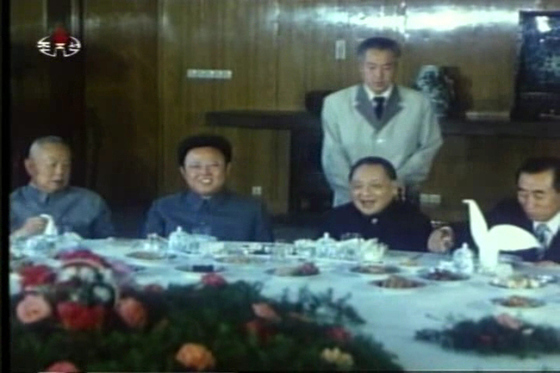 김정일 국방위원장(왼쪽에서 두번째) 이 1983년 6월 후계자 신분으로 중국을 방문해 중국 최고지도자 덩샤오핑과 식사를 하면서 얘기를 나누고 있다 . [조선중앙TV 캡처]