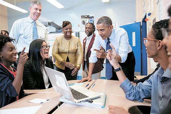버락 오바마 전 미국 대통령이 2013년 뉴욕의 P테크를 방문한 모습. 등록금이 전액 무료인 이 학교는 저소득층·유색 인종 학생들을 우선적으로 받는다. [중앙포토]