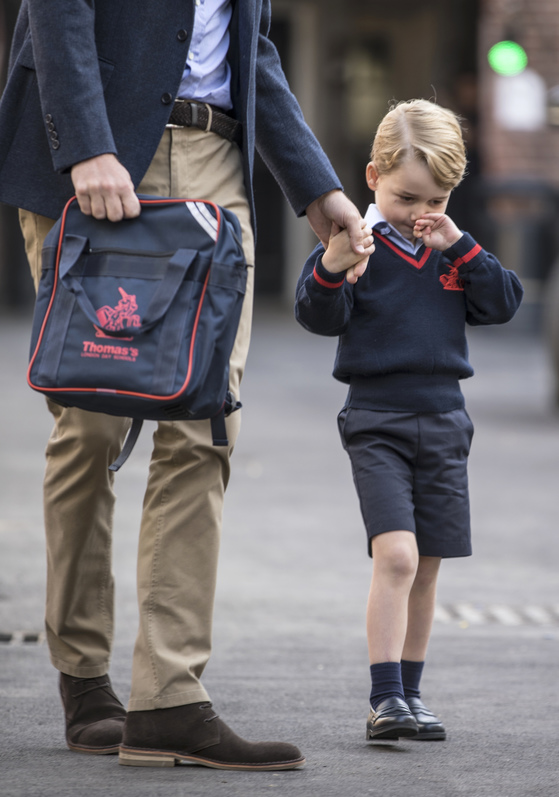학교 앞에서 윌리엄 왕세손의 손을 꼭 잡고 불편한 표정을 짓는 조지 왕자. [연합=AP]