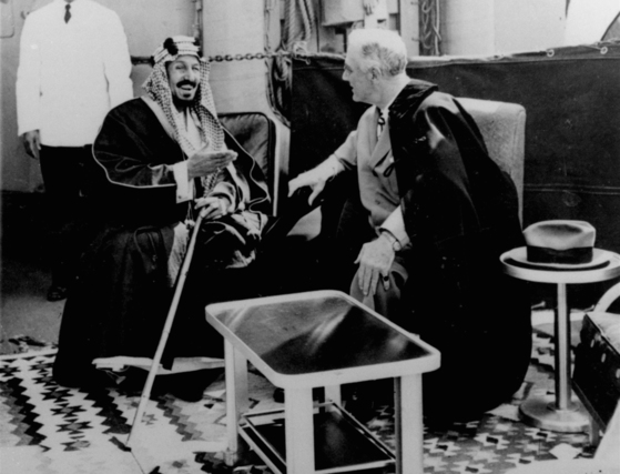 1945년 프랭클린 루즈벨트 전 미국 대통령을 만난 이븐 사우드 사우디 초대 국왕.[AP=연합뉴스]