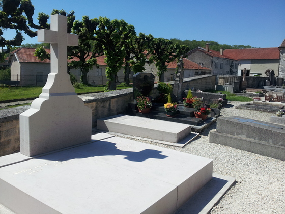 프랑스 시골 마을 콜롱베 성당의 공동묘지에 있는 드골의 흰 대리석 무덤과 수식어 없는 비석. 파리에서 270㎞ 떨어져 있다.