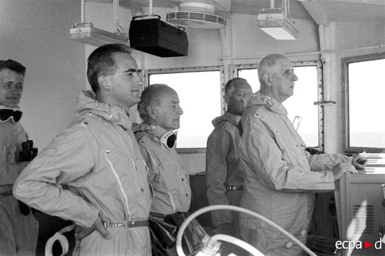 1966년 9월 프랑스는 태평양의 폴리네시아 산호섬에서 수소폭탄 실험을 했다. 드골 대통령이 순양함 ‘드 그라스’에서 지켜보고 있다. [중앙포토]