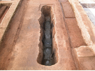 2005년 보고된 백제 왕궁리 유적의 화장실 흔적. 사각형 구덩이를 파서 만들었다. [중앙포토]