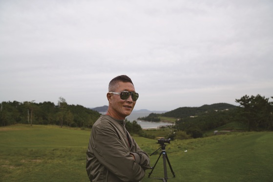 정재봉 사우스케이프 회장이 경남 남해에 지은 자신의 골프장에서 포즈를 취했다. 선글라스를 쓴 그의 사진은 부인이자 회사 감사인 문미숙씨가 찍었다. [사진 사우스케이프]