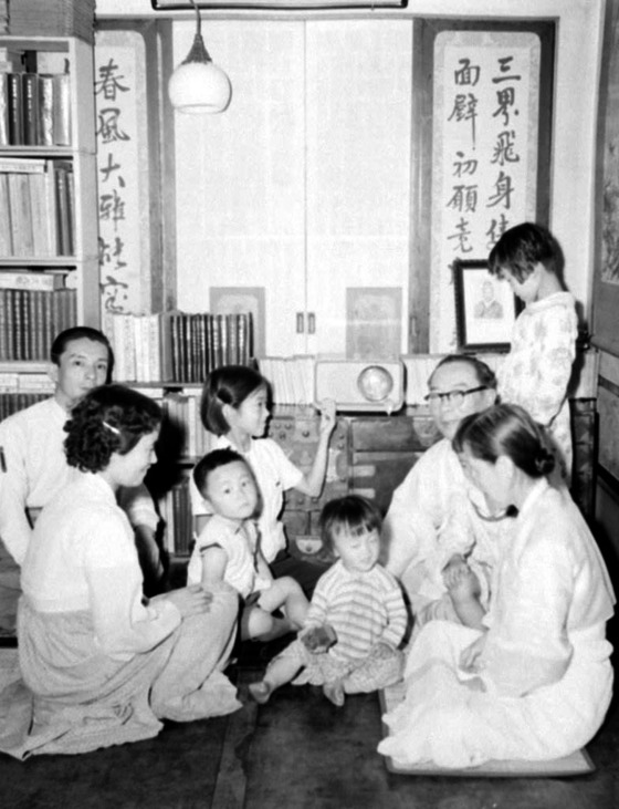 한 자리에 모여 라디오 듣는 가족(1957)
