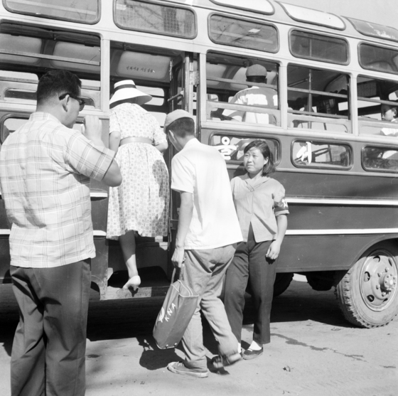 안내양이 있는 버스승차 모습 (1961)