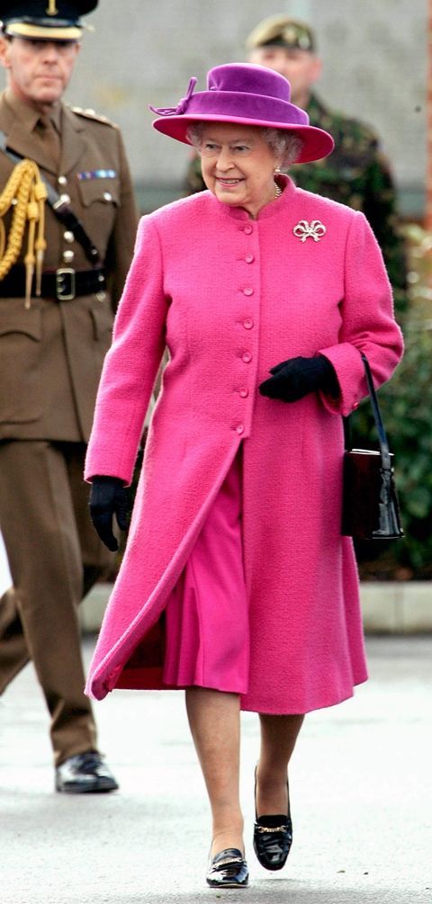 해외 순방 시 자홍색 코트를 입은 엘리자베스 여왕. [중앙포토]
