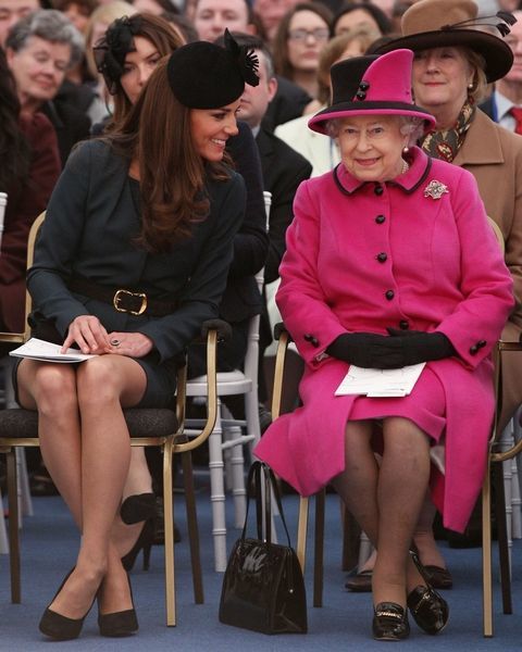 한 공개석상에서 정자세로 앉은 케이트 미들턴 왕세손빈과 엘리자베스 여왕. [중앙포토]
