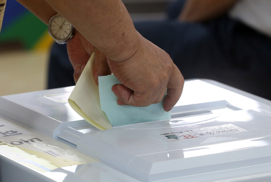 제7대 지방선거가 내년 6월 13일 개최된다. 사진은 지난 2014년 6·4 지방선거 때 서울 종로구 가회동 제1투표소가 마련된 재동초등학교에서 한 시민이 투표를 하는 모습. [연합뉴스]