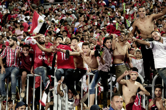9일 이집트가 러시아월드컵 본선 진출을 확정한 뒤, 경기장을 찾은 이집트 홈 관중들이 크게 기뻐하고 있다. [AP=연합뉴스]
