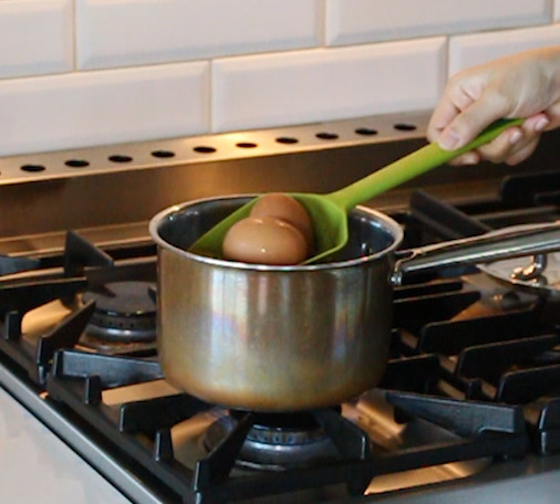 끓는 물에 10~12분 삶아 '완숙' 상태의 삶은 계란을 준비한다.
