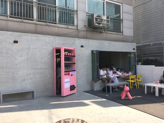 망원동의 '자판기' 카페. 간판 대신 카페 이름과 같은 핑크색 자판기 모양으로 문을 만들었다. 윤경희 기자