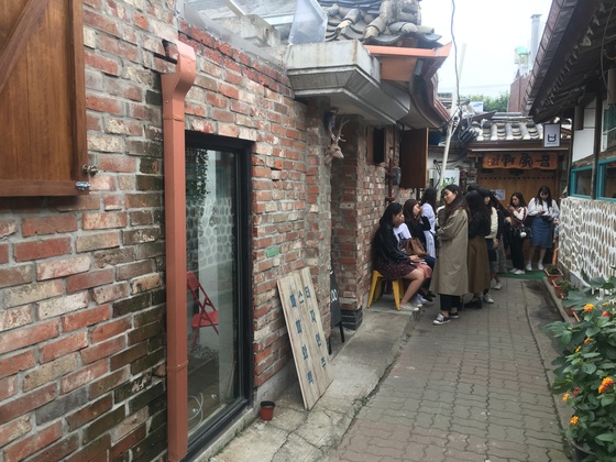 서울 익선동의 이탈리안 레스토랑 '간판 없는 가게' 앞에 젊은 여성들이 자기 순서를 기다리며 줄을 서 있다. 식당 이름처럼 실제로 간판이 없다. [사진 간판 없는 가게]