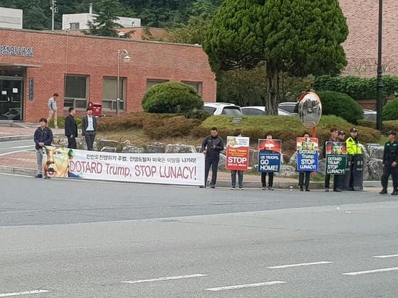 부산민중연대 소속 회원 5명은 18일 오전 7시 30분부터 부산 남구 해군작전사령부 앞에서 반미 시위를 벌였다. [사진 부산 남부경찰서]