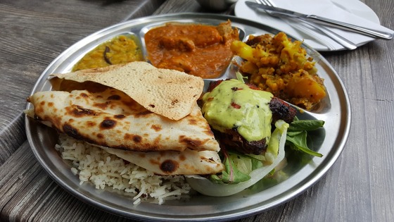 인도의 음식. 여러 종류의 카레에 인도식 빵을 찍어 먹는다. 인도는 육식보다 채식이 훨씬 더 발달돼 있다. 