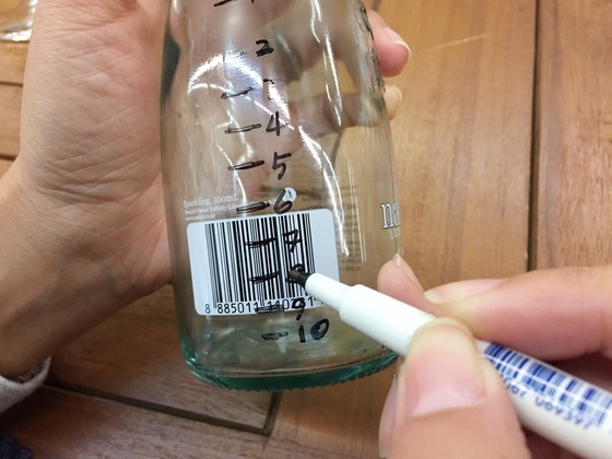 디퓨저를 담을 병에 눈금을 그려 놓으면 향수와 에탄올을 섞기 쉬워진다.
