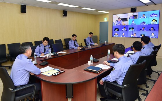 해경 경비부서 관계자들이 지난 19일 화상회의를 열고 불법조업 외국어선에 대한 공용화기 사용 확대 등에 논의하고 있다. [사진 해양경찰청]