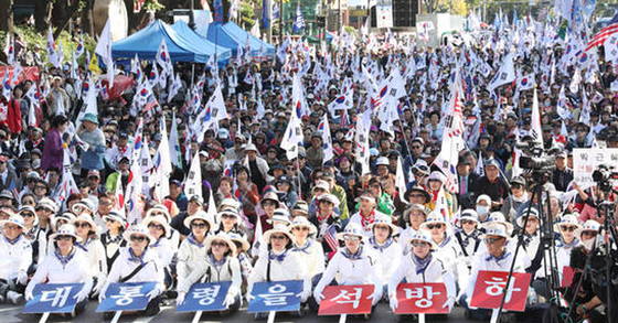 21일 오후 서울 종로구 마로니에공원 일대에서 열린 ‘박근혜 전 대통령 정치투쟁 선언 지지 제20차 태극기 집회’ 참가자들이 구호를 외치고 있다. [뉴시스] 