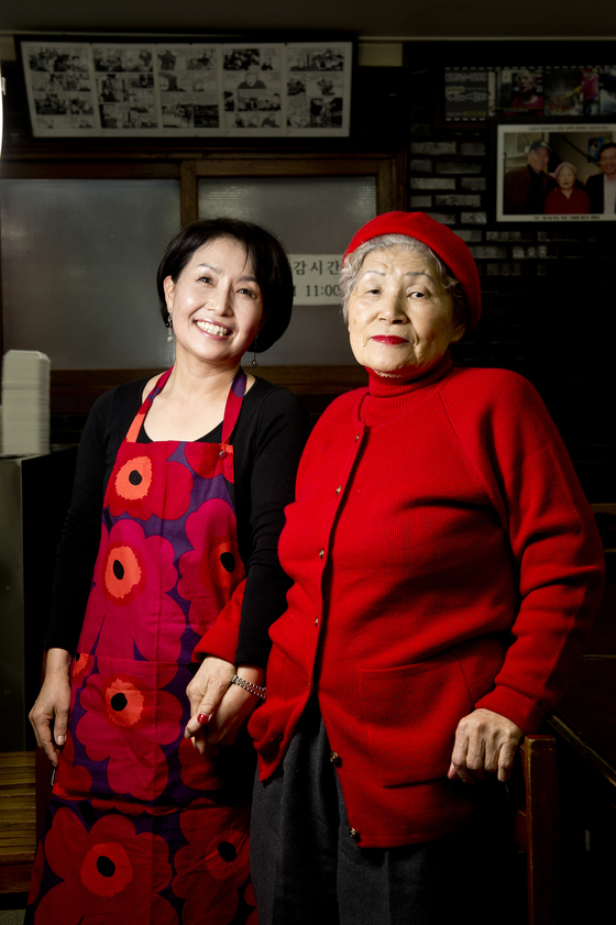 이경순 할머니(오른쪽)와 함께 가게를 꾸리는 조카며느리 홍순옥(58)씨. 김경록 기자