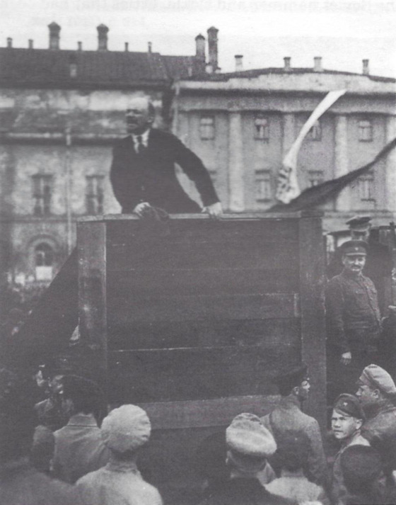 10월혁명에 성공한 볼셰비키 지도자 블라디미르 레닌이 1920년 모스크바의 스베르틀로프 광장에서 대중 연설을 하고 있다. 연단 오른쪽 아래는 볼셰비키의 군사지도자 레프 트로츠키.