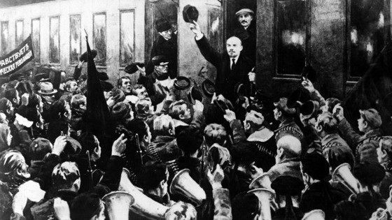 1917년 4월16일 볼셰비키 지도자 블라디미르 레닌이 당시 러시아 수도 페트로그라드의 핀란드역에 도착하고 있다. 스위스에 망명 중이던 레닌은 독일제국이 제공한 봉이열차를 타고 귀국했다.