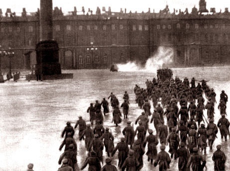 소련 감독 세르게이 아이젠스타인 감독의 영화 '10월'에서 재현된 10월 혁명 당시 적위대가 겨울궁전을 급습하는 장면.