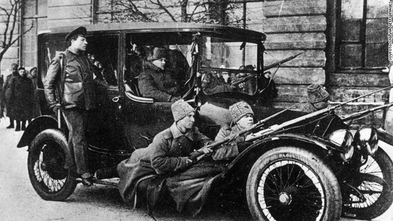 1917년 러시아 2월혁명 당시 병사들이 거리를 순찰하고 있다.