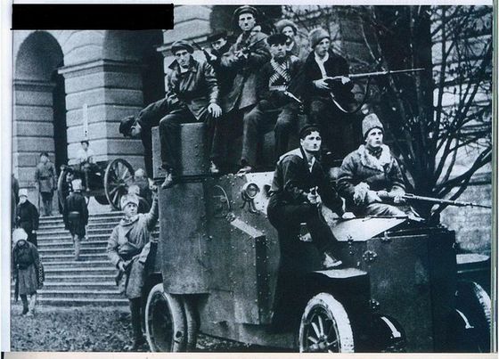 1917년 11월 페트로그라드의 거리를 병사들이 장갑차를 타고 순찰하고 있다.